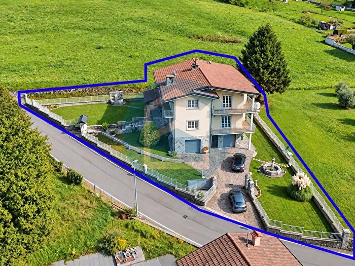 Casa con 10 locali in vendita in Via Alberto Tarsia, Ceto
