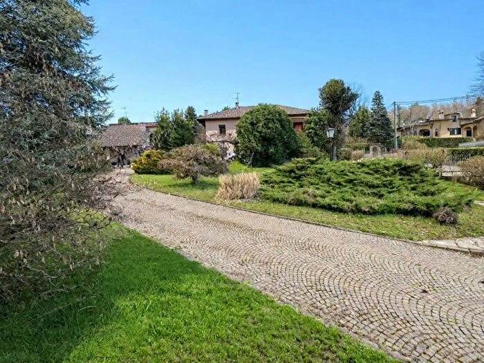 Casa con 7 locali in vendita in Via Carugo, Mornago