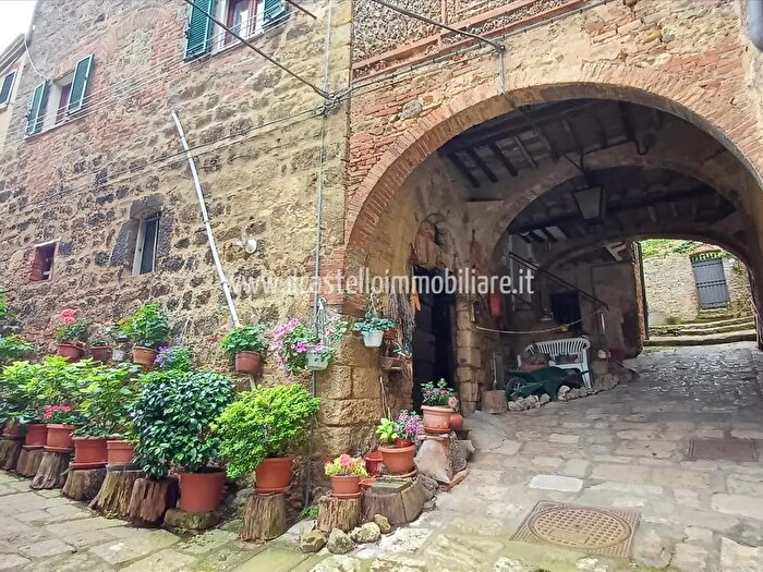 Casa quadrilocale in vendita in Via Roma, Cetona