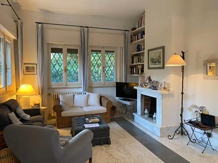 Casa con 6 locali in vendita in Forte Dei Marmi