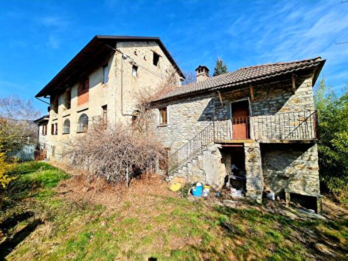 Casa con 6 locali in vendita in Cortemilia