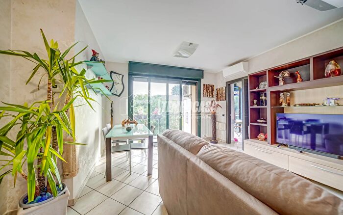 Appartamento trilocale in vendita in Via Gelsi, Robecchetto Con Induno