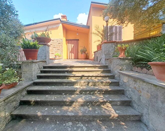 Casa con 6 locali in vendita in Via di San Miniato Signa, Signa