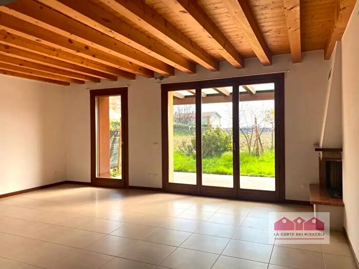 Casa quadrilocale in vendita in Via Francesco Crispi, Costabissara