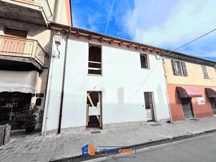 Casa con 6 locali in vendita in Via Giovanni Battista Pera, Calizzano