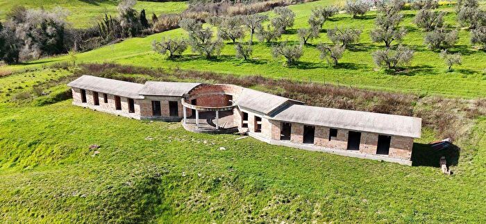 Casa con 10 locali in vendita in Tarano