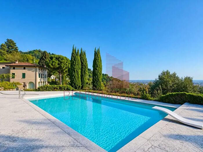 Casa con 10 locali in vendita in Via Sentier Morto, Brescia