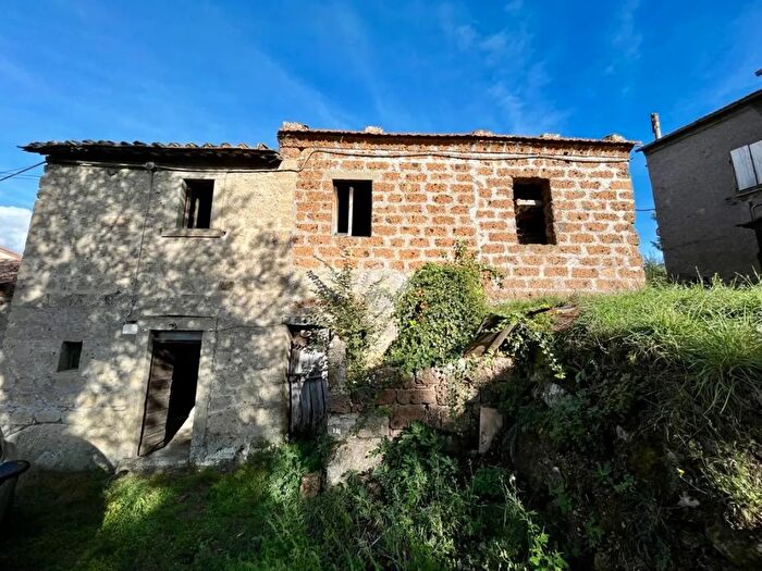 Casa quadrilocale in vendita in Via Vittorio Emanuele III, Soriano Nel Cimino
