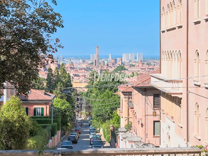 Casa con 7 locali in vendita in Via Odofredo, Bologna