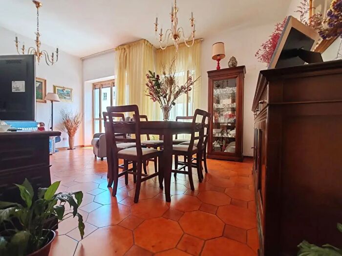 Appartamento con 5 locali in vendita in Massa