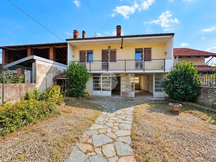 Casa con 13 locali in vendita in Piazza Colonnello C Amione, Vische