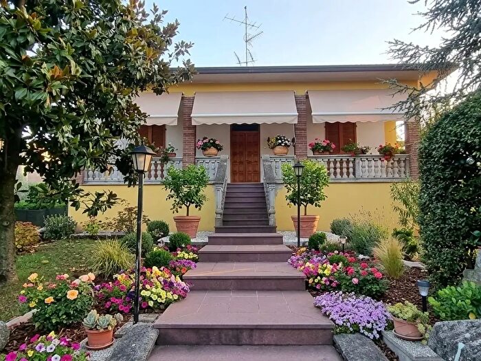 Casa con 5 locali in vendita in Via XXV Aprile, Lesignano De' Bagni