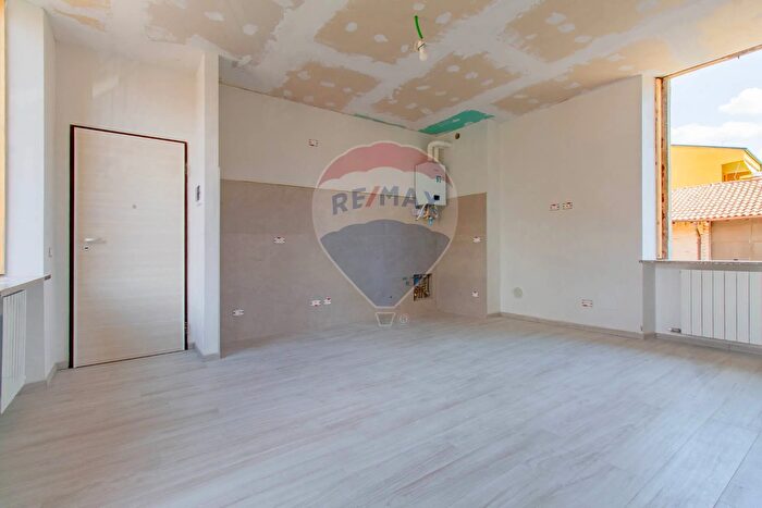 Appartamento trilocale in vendita in Via Roma, Gorla Minore