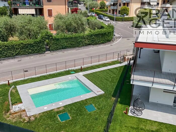 Appartamento trilocale in vendita in Via Crescini, Garda