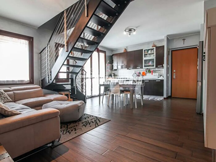 Appartamento quadrilocale in vendita in Via Alberto da Giussano, Marnate