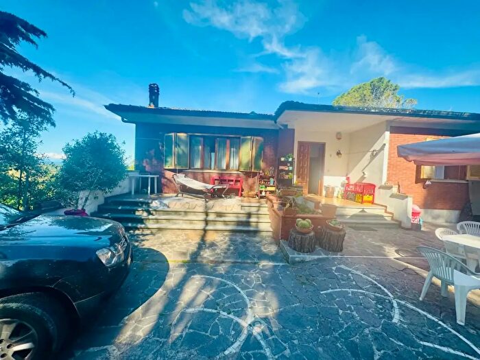 Casa con 6 locali in vendita in delle Corti, Collesalvetti