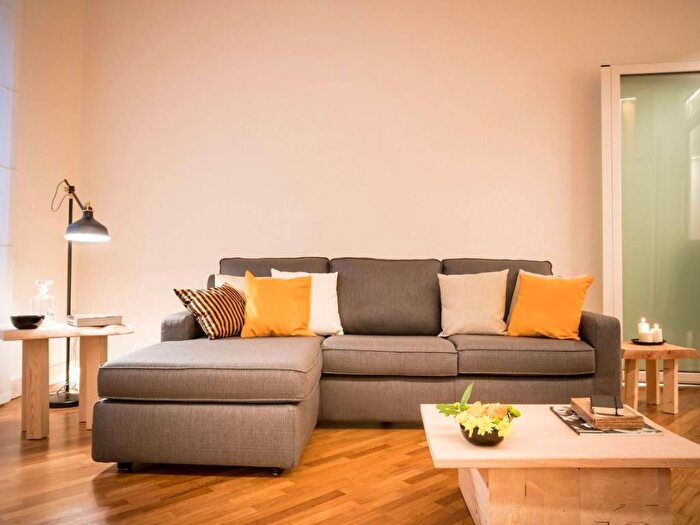 Appartamento trilocale in affitto in Via Ippolito Nievo, Sempione, Milano