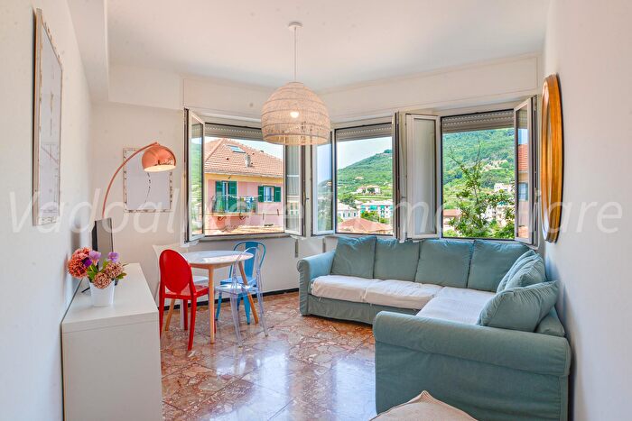 Appartamento trilocale in affitto in Via Castelli a, Finale Ligure