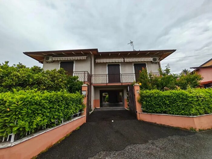 Casa con 10 locali in vendita in Carrara