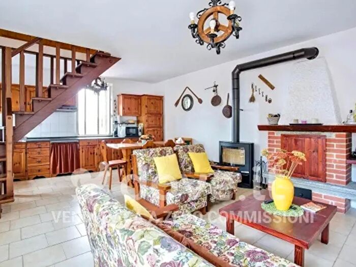 Appartamento con 5 locali in vendita in Via Vesco, Casalzuigno