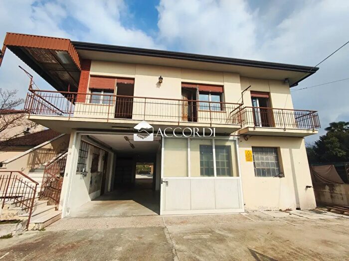 Casa con 6 locali in vendita in Vittorio Veneto