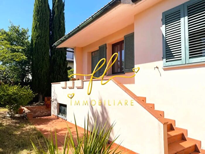 Casa con 6 locali in vendita in Pomarance