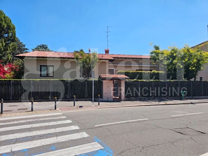 Casa quadrilocale in vendita in Via Schivardi, Brescia