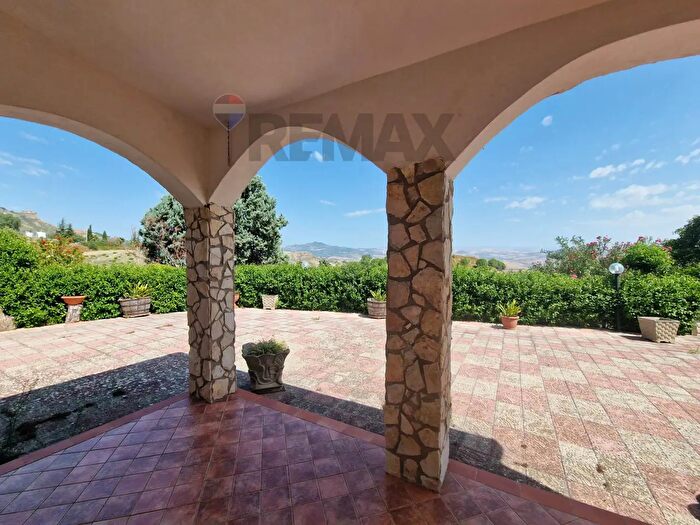 Casa trilocale in vendita in Cda Baronessa Tiriri' SNC, Enna