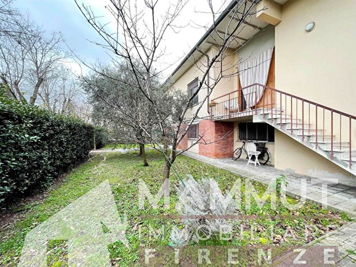 Casa con 8 locali in vendita in Capraia E Limite