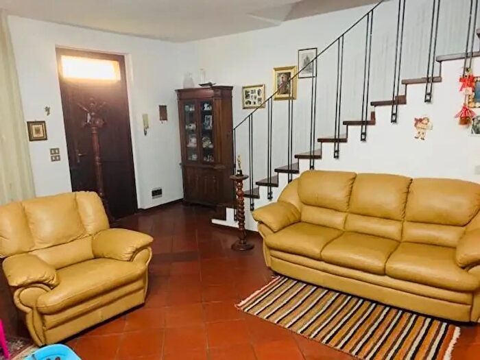 Casa con 8 locali in vendita in Calci