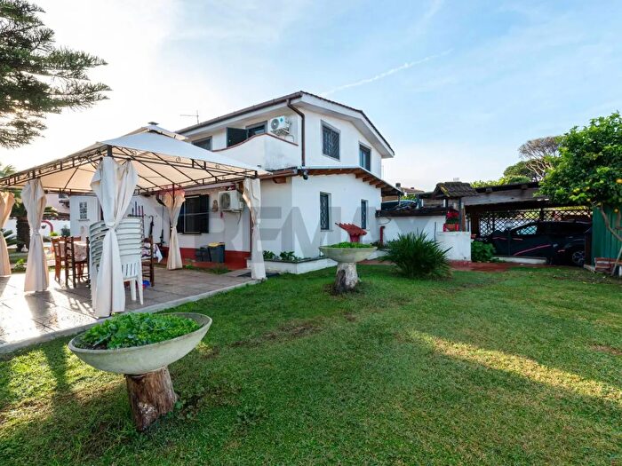 Casa con 8 locali in vendita in Via Giulio Bas, Roma