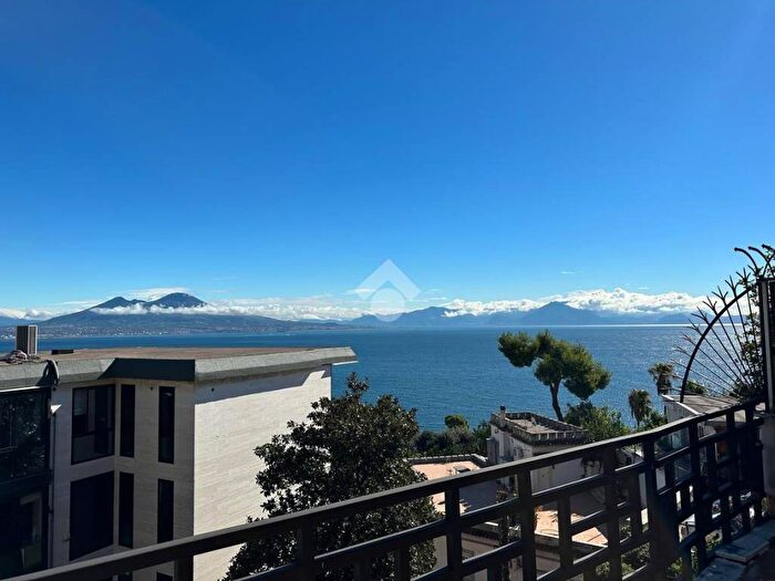 Appartamento con 6 locali in affitto in Via Francesco Petrarca, Posillipo, Napoli