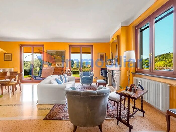 Casa con 7 locali in vendita in Sarzana