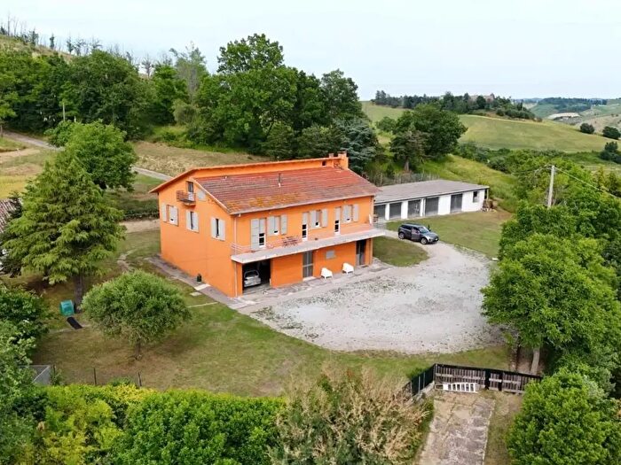 Casa con 12 locali in vendita in Via dei Pini, Borghi