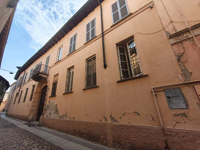 Appartamento trilocale in affitto in Via Giuseppe Pedotti, Centro Storico, Pavia