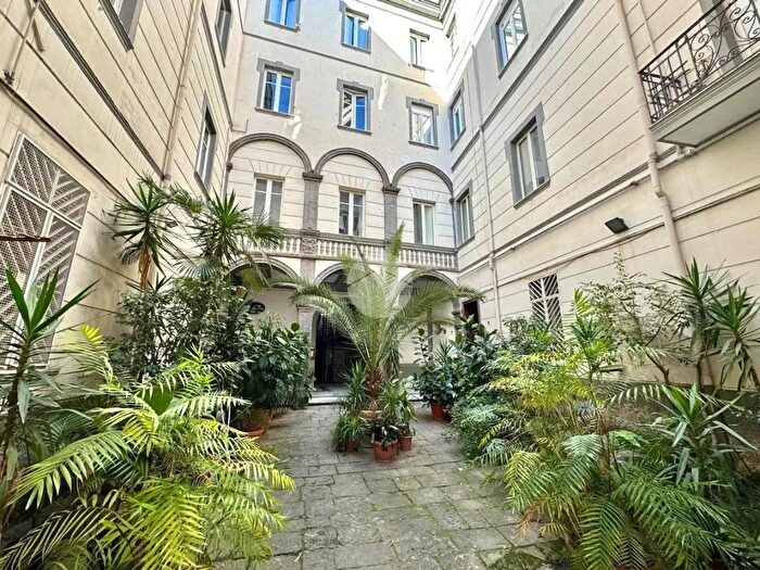 Appartamento con 12 locali in vendita in Via Salvator Rosa, Napoli