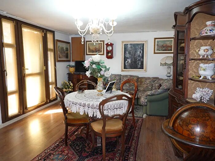 Casa con 6 locali in vendita in Suzzara