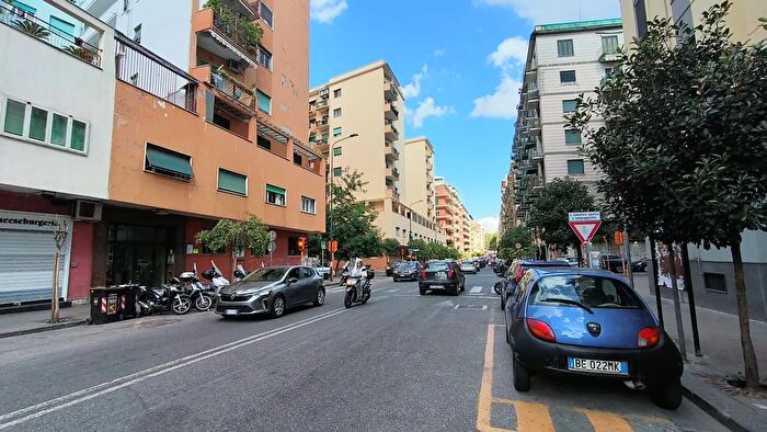 Appartamento con 5 locali in vendita in Via Francesco Cilea, Napoli