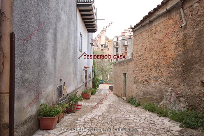 Casa quadrilocale in vendita in Gratteri