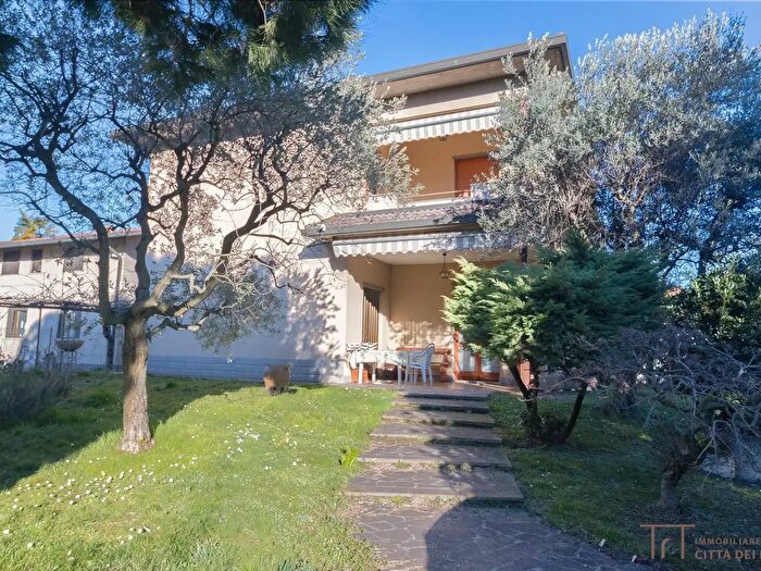 Casa con 7 locali in vendita in Via Paglia, Stezzano