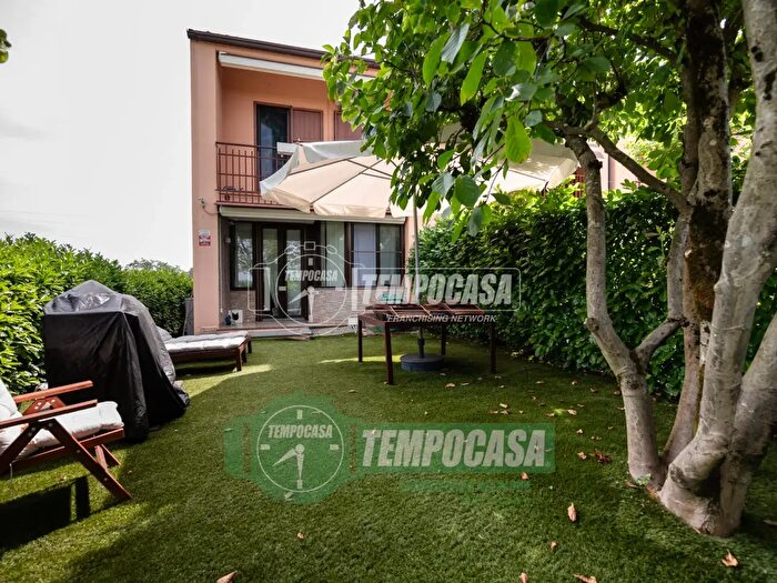 Casa quadrilocale in vendita in Via Montenevoso, Nerviano