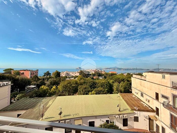 Appartamento trilocale in affitto in Via Anfiteatro, Anfiteatro, Pozzuoli