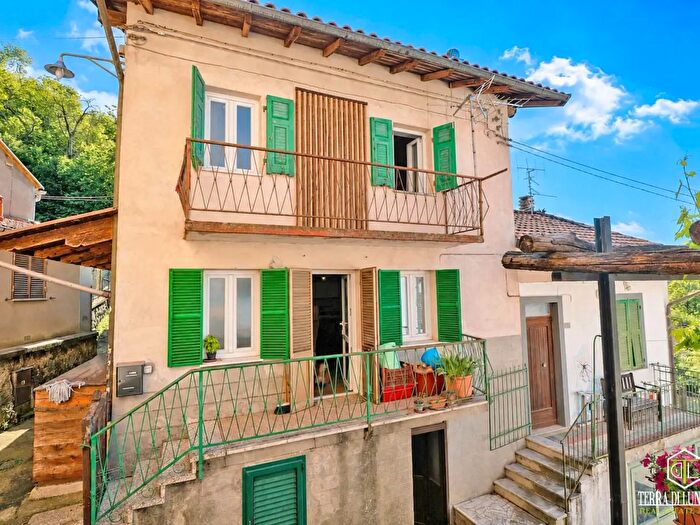 Casa con 8 locali in vendita in Guinadi, Pontremoli