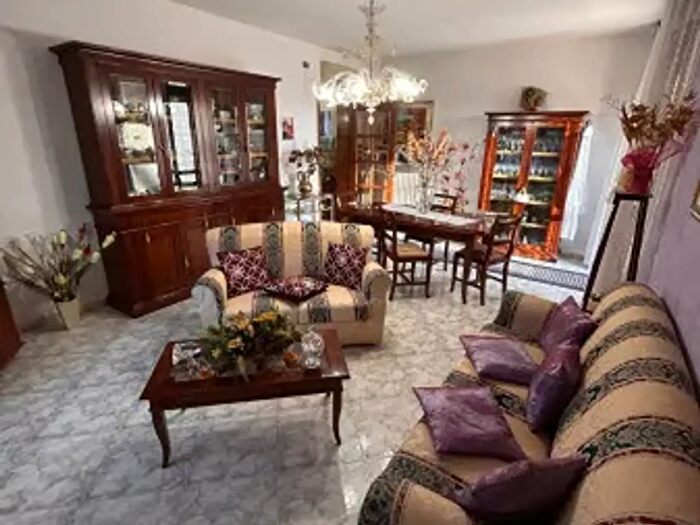 Casa con 5 locali in vendita in Via, Luzzara