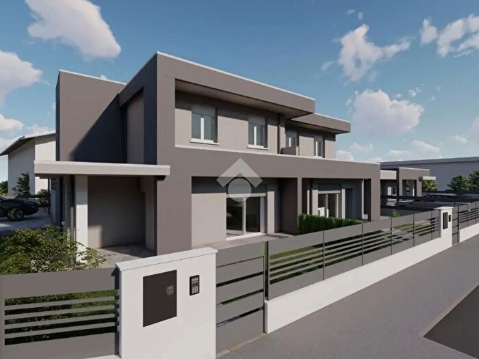 Casa quadrilocale in vendita in Via Ambrogio Blini, Calvenzano