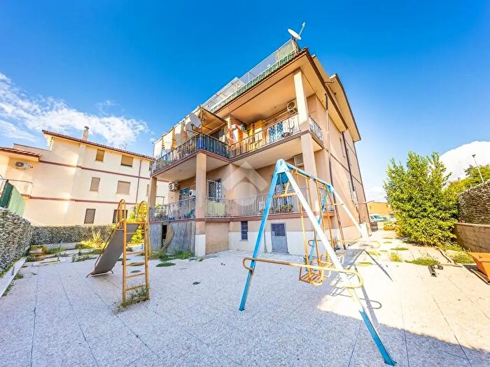 Appartamento trilocale in vendita in Via Fosso dell'Osa, Roma