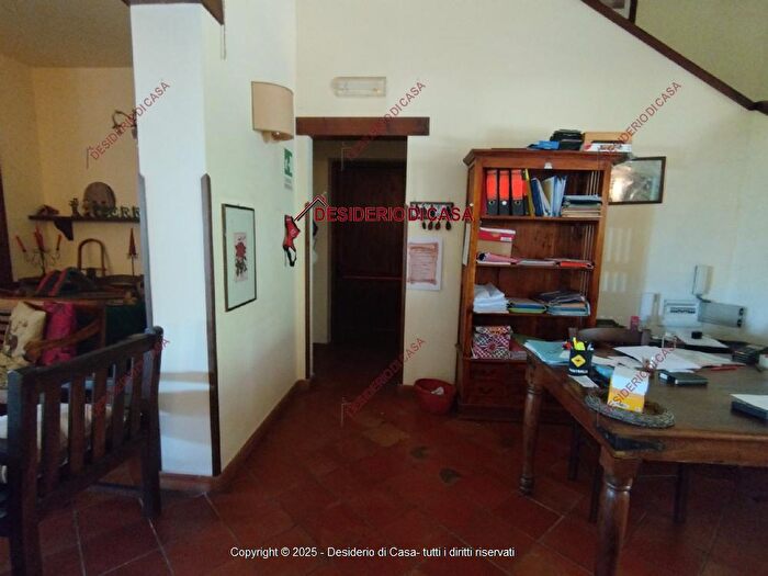 Casa con 18 locali in vendita in Castellana Sicula