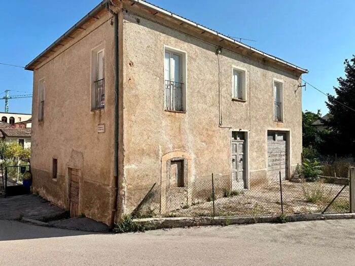 Casa con 5 locali in vendita in Via l'Aia Snc, Caporciano