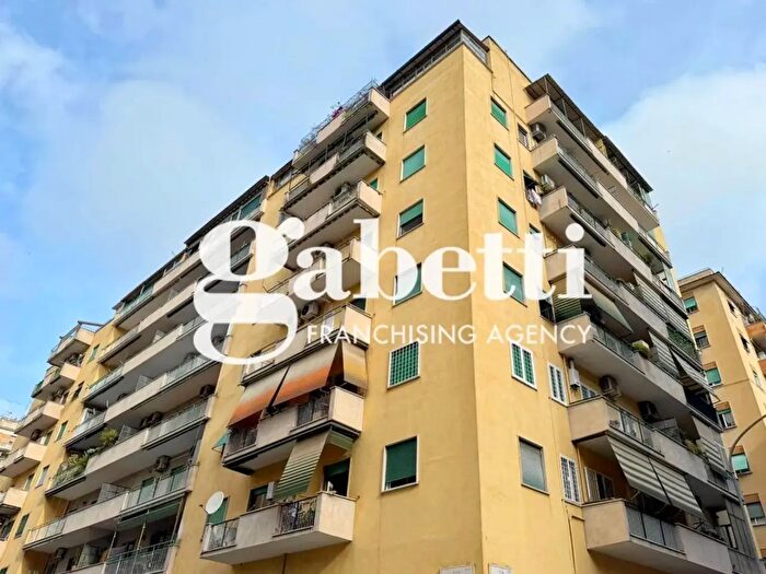 Appartamento trilocale in vendita in Via Roviano, Roma