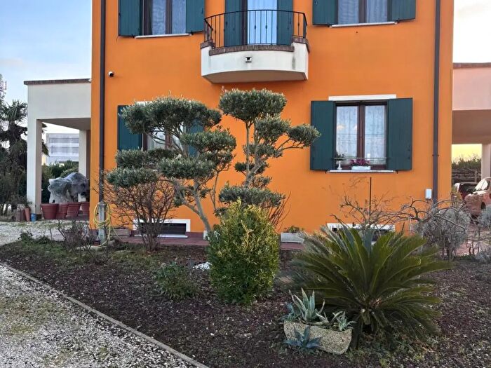 Casa con 6 locali in vendita in Lendinara